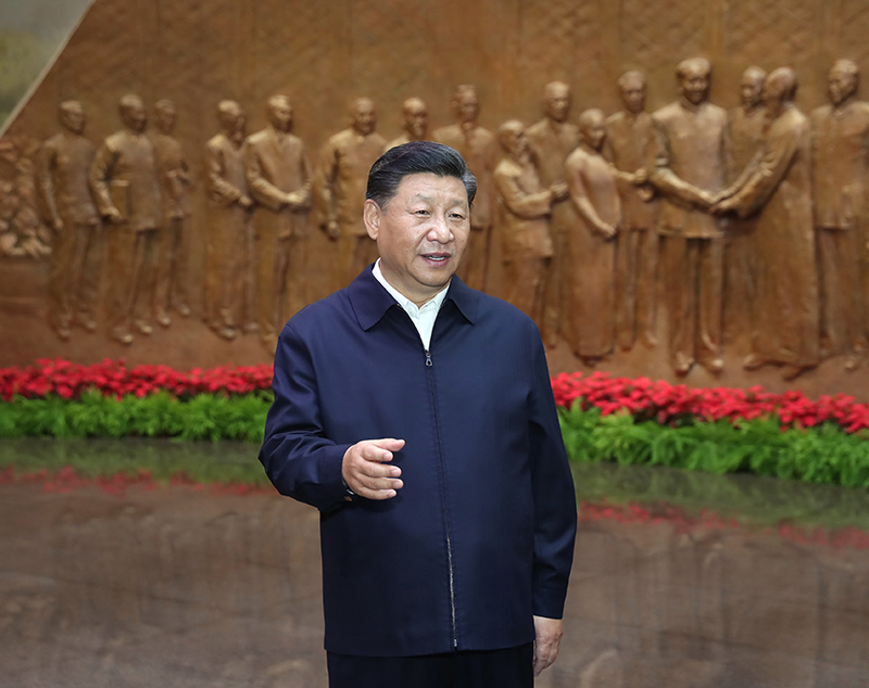 9月12日，中共中央总书记、国度主席、中央军委主席习近平视察中共中央北京香山革命留想地。这是习近平在香山革命留想馆参观《为新中国奠基》主题展览，并颁发沉要讲话。